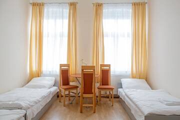 Фото номера Трехместный номер эконом-класса с общей ванной комнатой Хостелы Lew Hostel г. Иновроцлав 3